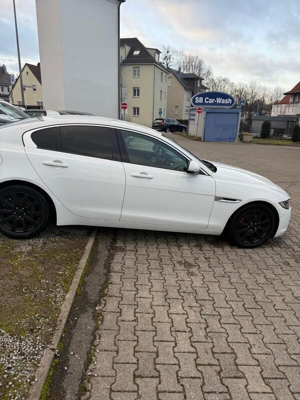 Weiß Gebraucht 2017 Jaguar XE Limousine | 11.900 € (Superpreis) - Bild 1/4