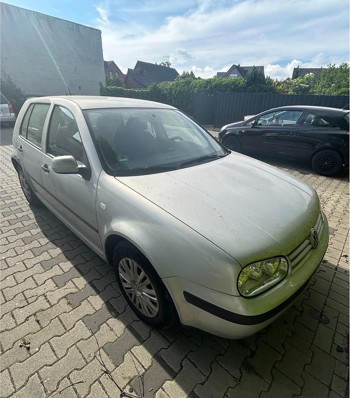 Silber Gebraucht 2000 VW Golf IV Kleinwagen | 900 € - Bild 1/4