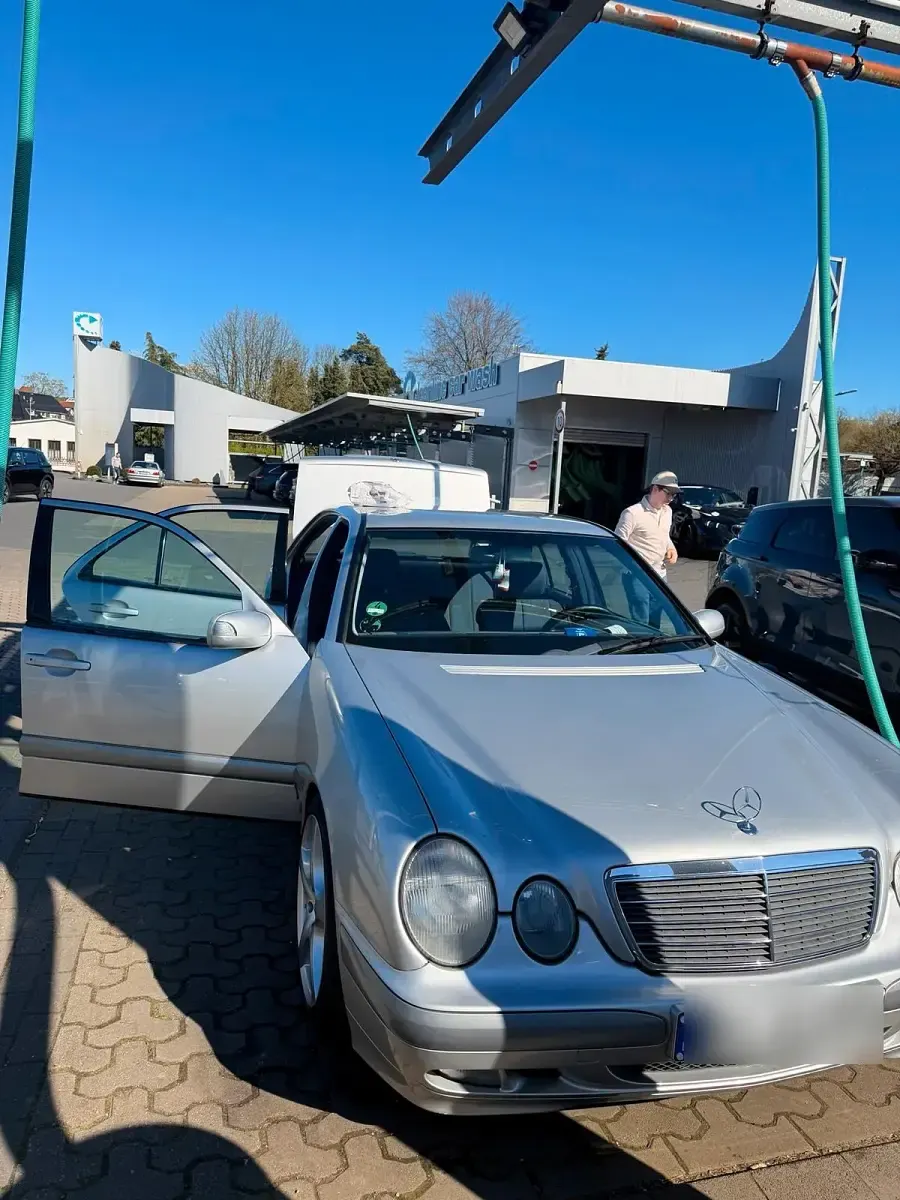 Gebraucht Mercedes E220 143 PS (105 kW) 2001 Silber Limousine