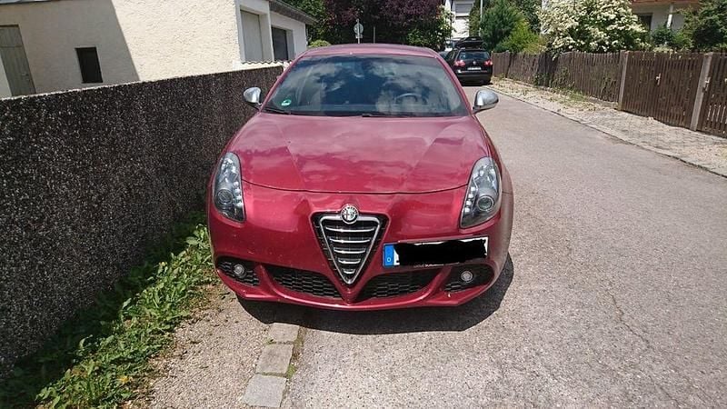 Rot Gebraucht 2013 Alfa Romeo Giulietta Turismo Kleinwagen | 8.500 € (Fairer Preis) - Bild 1/4