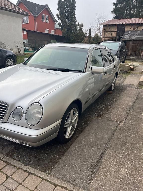 Grau Gebraucht 1999 Mercedes E200 Classic Limousine | 4.300 € (Fairer Preis) - Bild 1/4