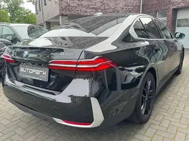 Gebraucht BMW 520 Sport Line 208 PS (152 kW) 2024 Saphirschwarz (metallic) Limousine