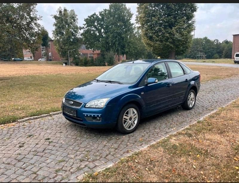 Blau Gebraucht 2007 Ford Focus Ghia Limousine | 850 € - Bild 1/4