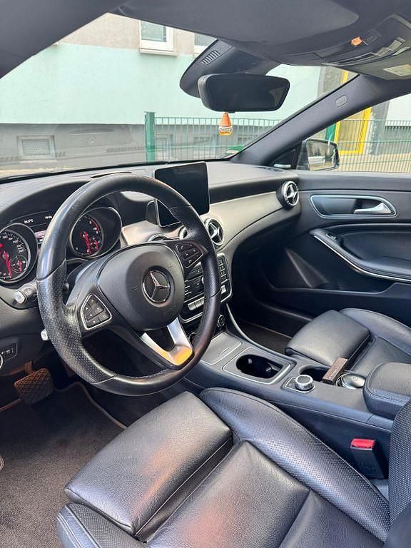 Schwarz Gebraucht 2018 Mercedes CLA200 Shooting Brake Kombi | 17.900 € (Etwas zu teuer) - Bild 1/4