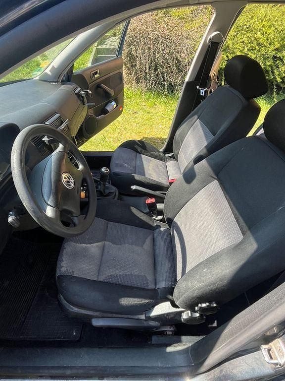 Second-hand VW Golf IV Basis 75 CP (55 kW) 2002 Albastru Berlinǎ