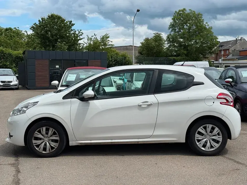 Gebraucht Peugeot 208 Access 68 PS (50 kW) 2013 Weiß Kleinwagen