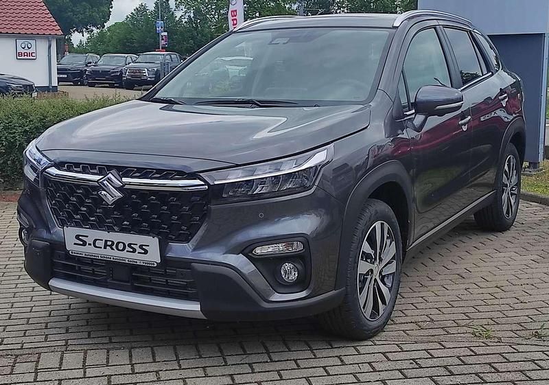 Titan dark gray metallic Gebraucht 2024 Suzuki SX4 Comfort+ SUV | 28.940 € - Bild 1/4