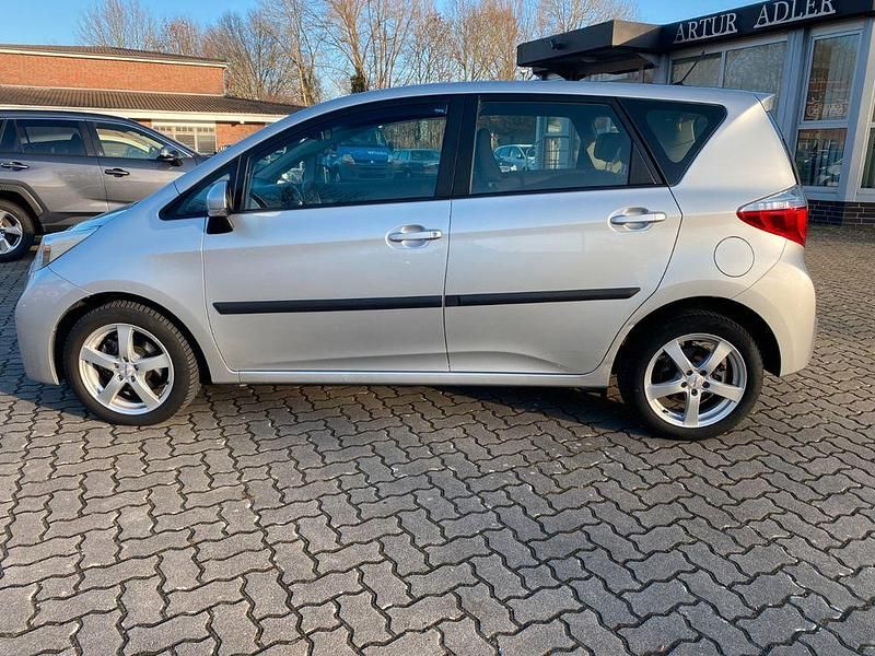 Gebraucht Toyota Verso-S Comfort 99 PS (72 kW) 2011 Silber Van / Kleinbus