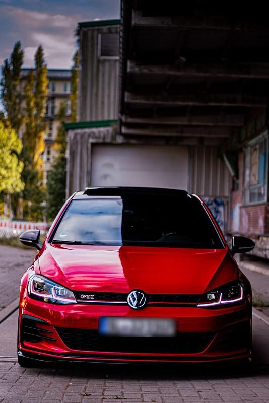 Rot Gebraucht 2019 VW Golf GTI Coupé | 33.000 € - Bild 1/4