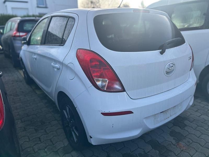 Gebraucht Hyundai i20 75 PS (55 kW) 2015 Weiß Limousine
