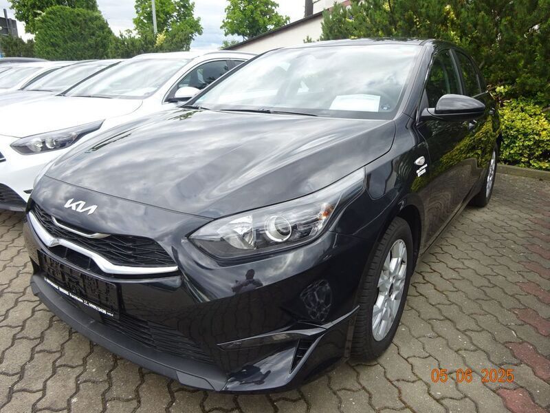 Schwarz Gebraucht 2024 Kia Ceed Comfort Limousine | 21.490 € (Superpreis) - Bild 1/4