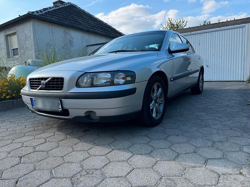 Grau Gebraucht 2002 Volvo S60 Limousine | 2.000 € (Fairer Preis) - Bild 1/4