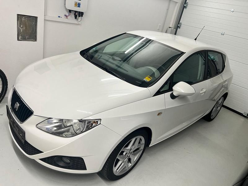 Weiß Gebraucht 2010 Seat Ibiza Limousine | 4.600 € (Fairer Preis) - Bild 1/2