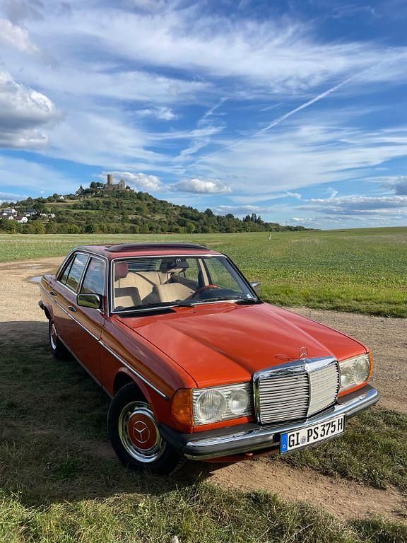 Orange Gebraucht 1978 Mercedes E230 Limousine | 14.999 € - Bild 1/4