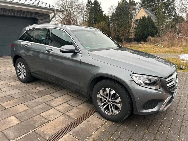 Grau Gebraucht 2017 Mercedes GLC220 SUV | 27.900 € (Guter Preis) - Bild 1/4