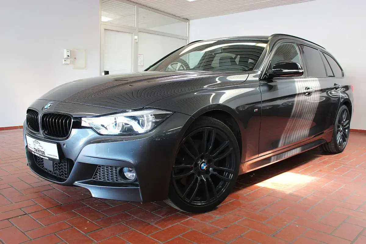 Gebraucht BMW 330 Shadowline 252 PS (185 kW) 2019 Mineralgrau Kombi