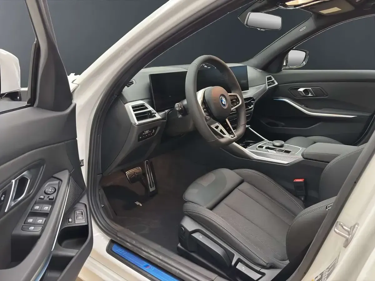 Gebraucht BMW 330e M Sport 292 PS (214 kW) 2025 Weiß Kombi