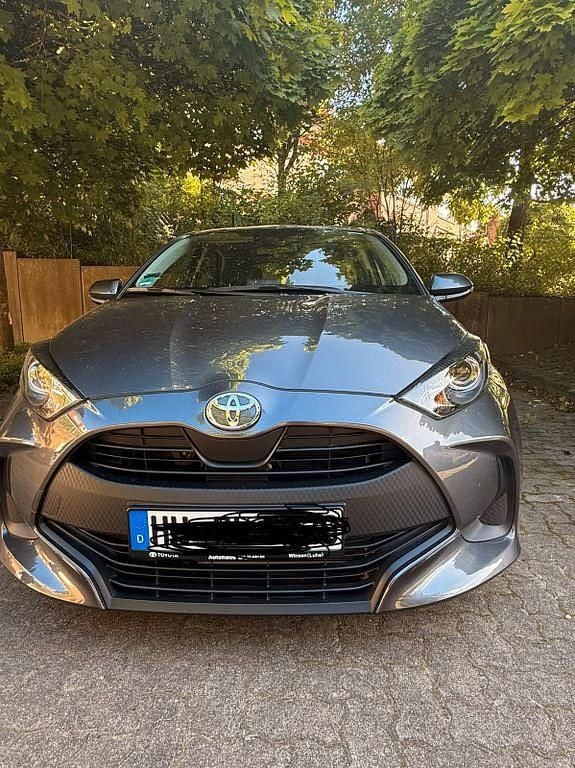 Grau Gebraucht 2022 Toyota Yaris Comfort Limousine | 13.500 € (Guter Preis) - Bild 1/4
