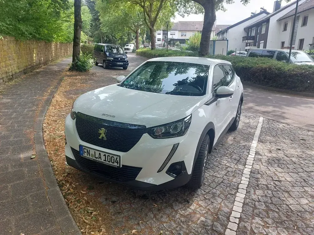 Gebraucht Peugeot 2008 Active 102 PS (75 kW) 2020 Weiß SUV
