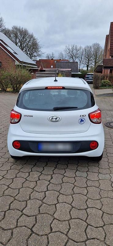 Weiß Gebraucht 2017 Hyundai i10 Trend Kleinwagen | 6.100 € (Fairer Preis) - Bild 1/4