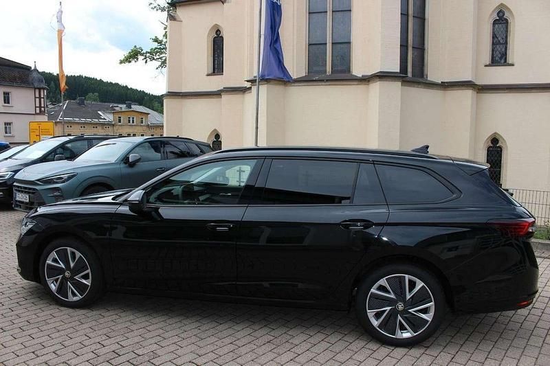 Gebraucht Skoda Superb Selection 150 PS (110 kW) 2025 Ebony schwarz metallic Kombi