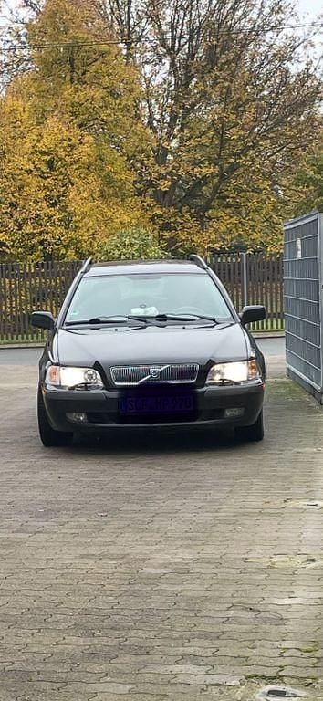Schwarz Gebraucht 2001 Volvo V40 Kombi | 1.000 € (Fairer Preis) - Bild 1/4