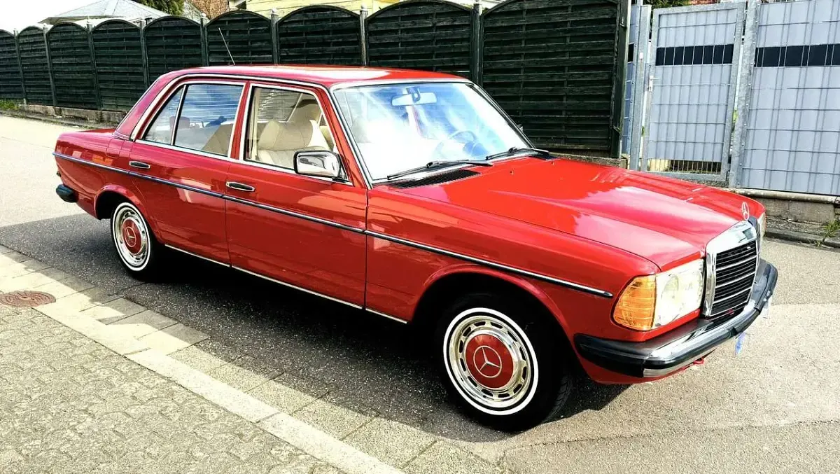 Gebraucht Mercedes 200 94 PS (69 kW) 1978 Rot Limousine