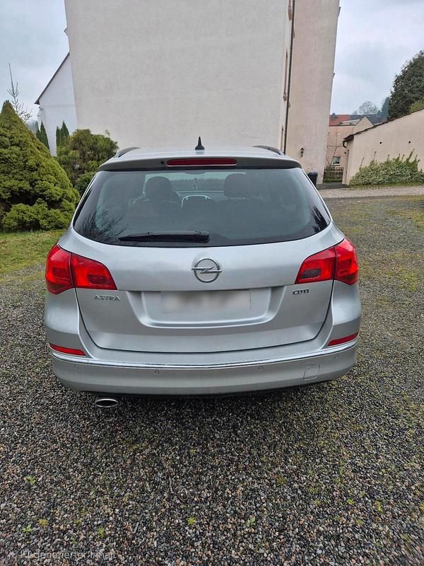Second-hand Opel Astra 165 CP (121 kW) 2014 Argintiu Break