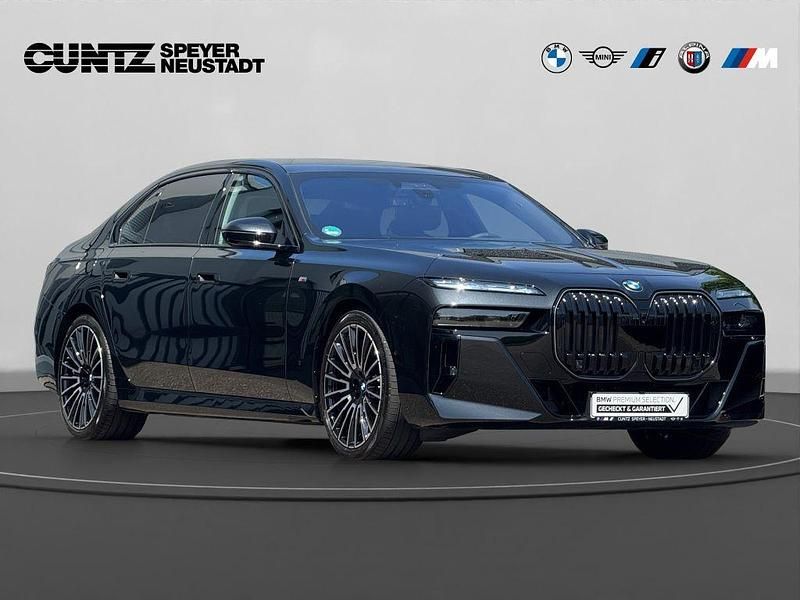Gebraucht BMW 740 M Sport 286 PS (210 kW) 2024 Saphirschwarz metallic Limousine