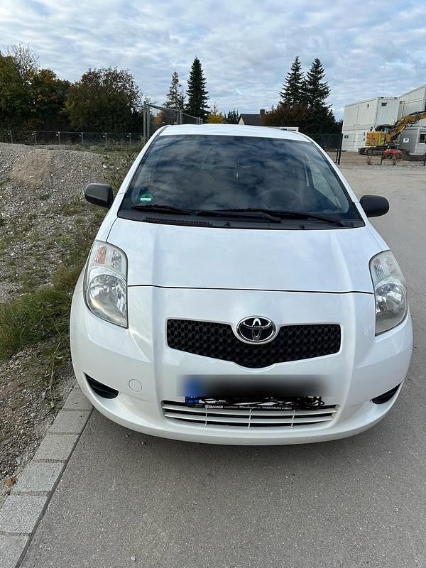 Weiß Gebraucht 2008 Toyota Yaris Limousine | 2.400 € (Guter Preis) - Bild 1/4