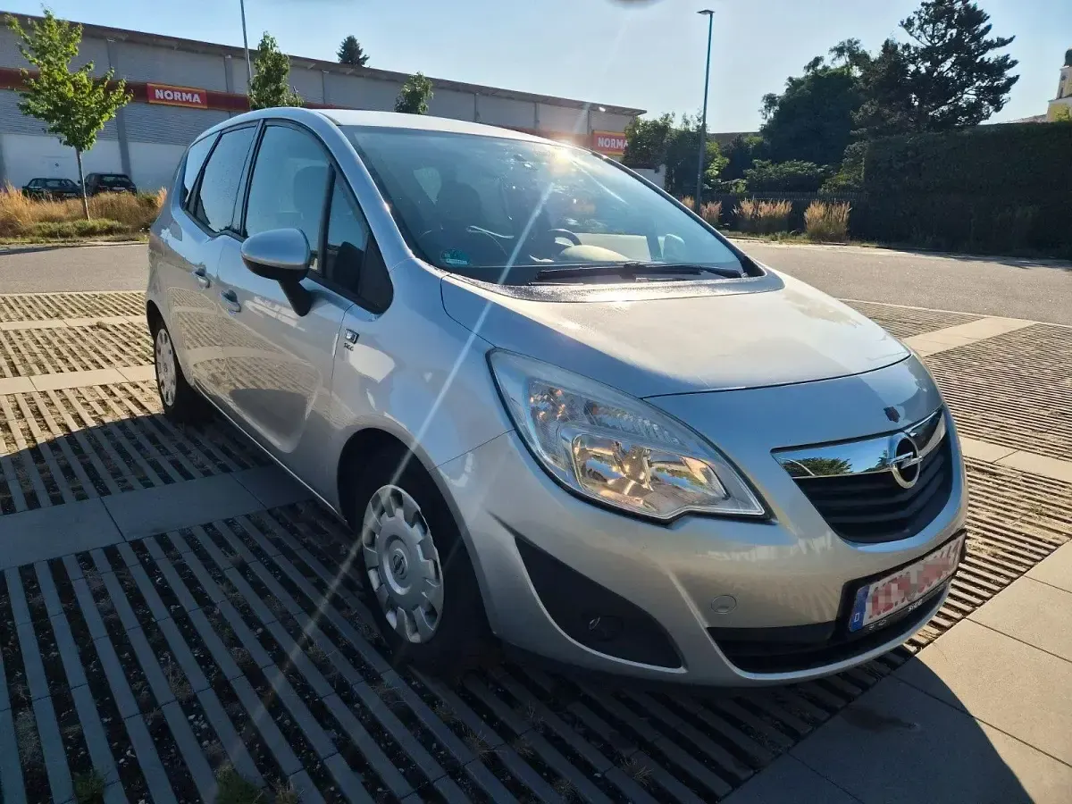 Gebraucht Opel Meriva Design Edition 101 PS (74 kW) 2011 Silber Van / Kleinbus