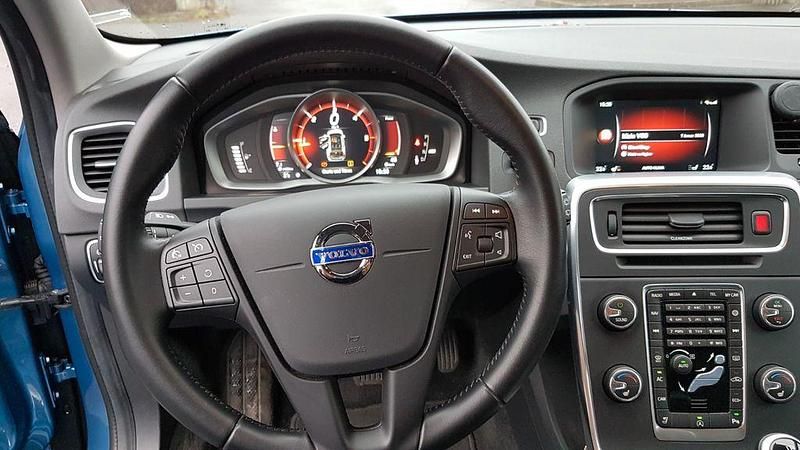 Gebraucht Volvo V60 Business Edition 190 PS (139 kW) 2017 Blau Kombi