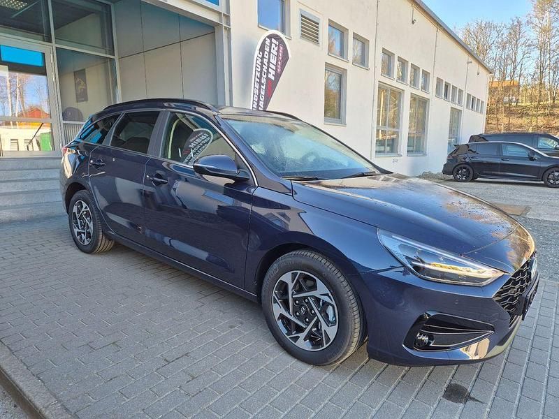 Neu Hyundai i30 140 PS (102 kW) 2025 Blau Kombi