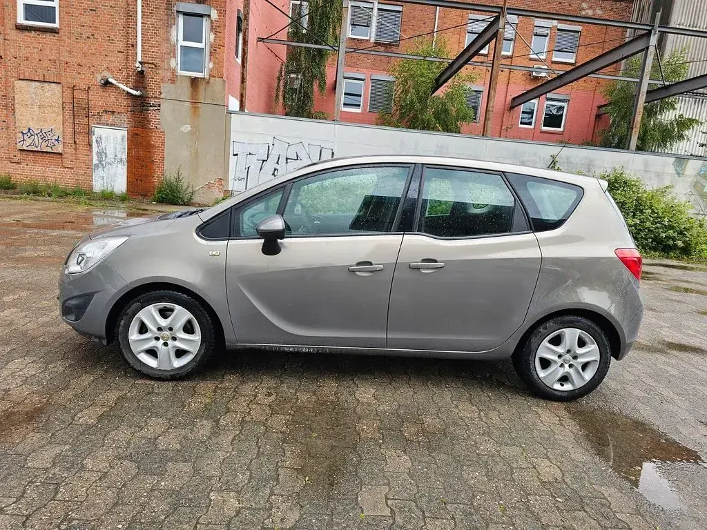 Gebraucht Opel Meriva Edition 101 PS (74 kW) 2011 Silber Van / Kleinbus