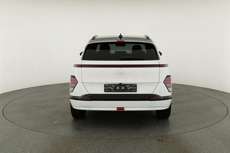 Serenity white metallic/ dach schwarz Gebraucht 2024 Hyundai Kona Prime SUV | 33.475 € (Fairer Preis) - Bild 1/4