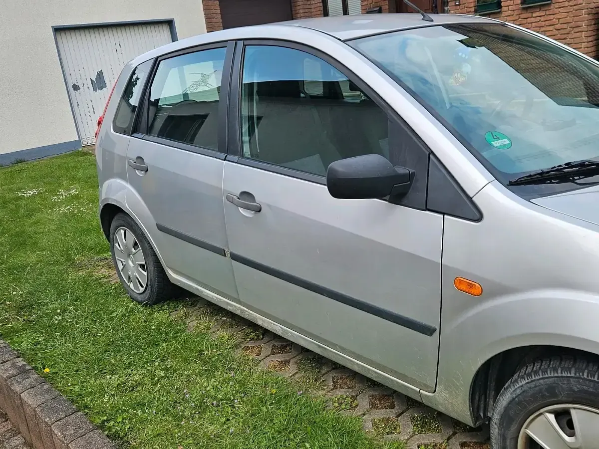 Używany Ford Fiesta 70 KM (51 kW) 2007 Srebrny Hatchback