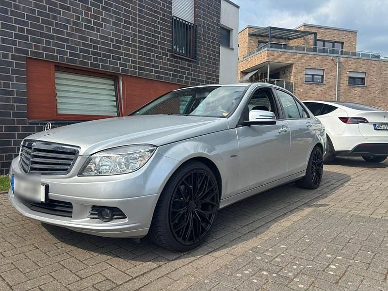 Silber Gebraucht 2009 Mercedes C200 Limousine | 8.500 € (Fairer Preis) - Bild 1/4