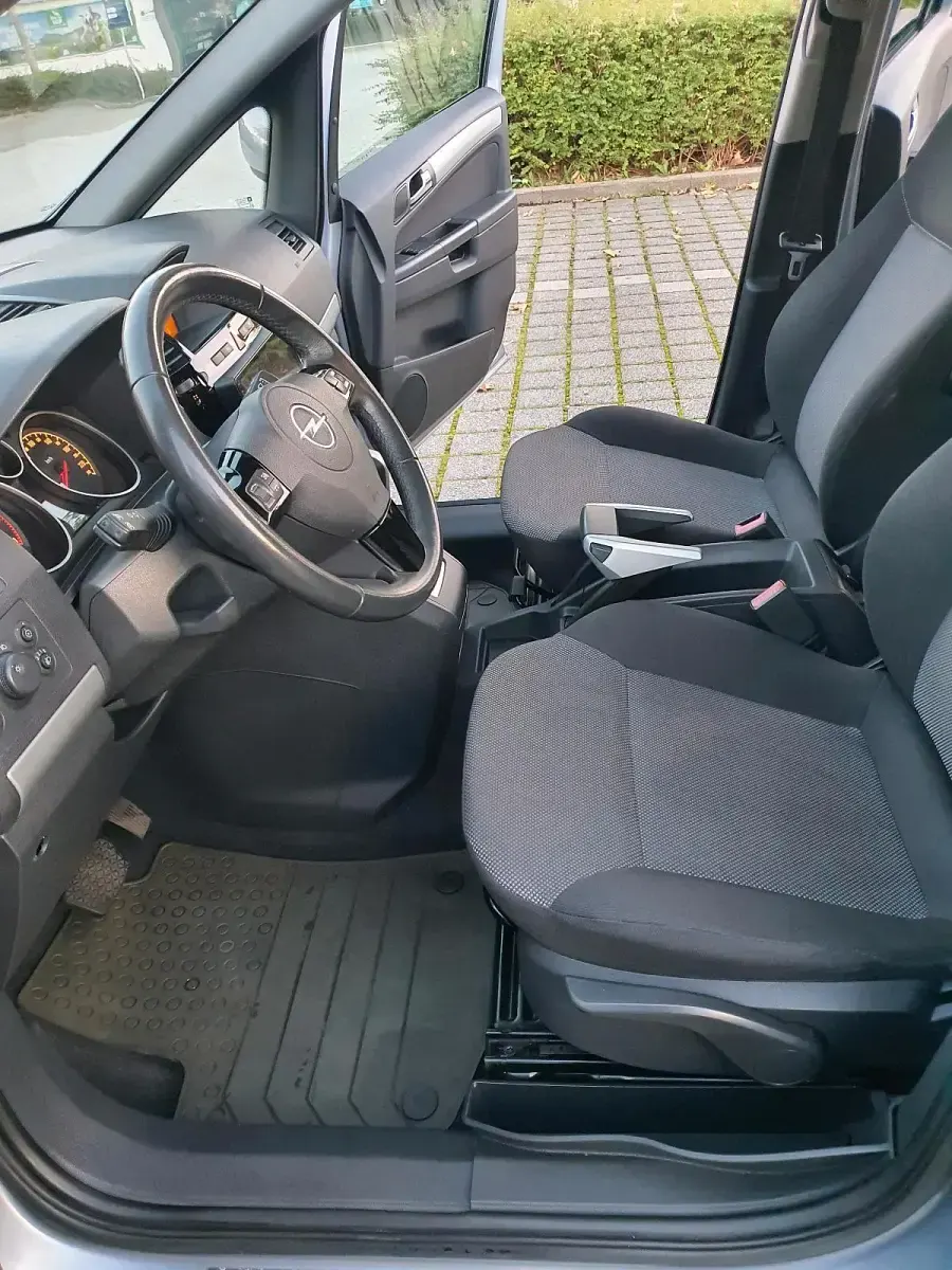 Gebraucht Opel Zafira Edition 150 PS (110 kW) 2010 Silber Van / Kleinbus