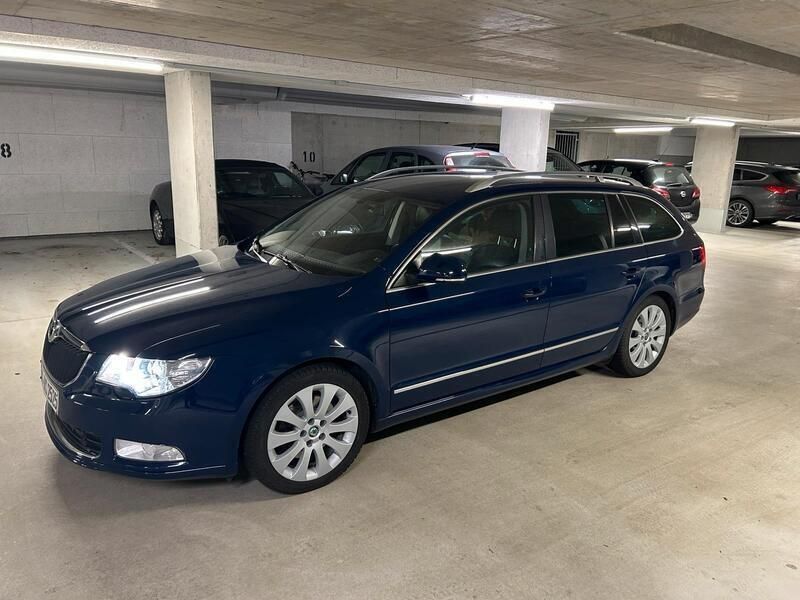 Blau Gebraucht 2011 Skoda Superb Kombi | 7.999 € (Etwas zu teuer) - Bild 1/4