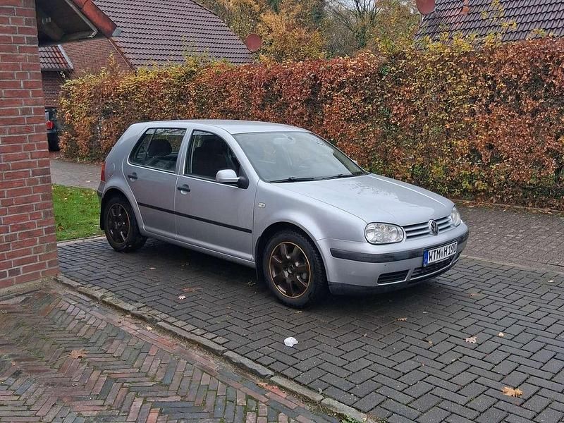 Silber Gebraucht 2001 VW Golf IV Edition Limousine | 3.999 € (Etwas zu teuer) - Bild 1/4