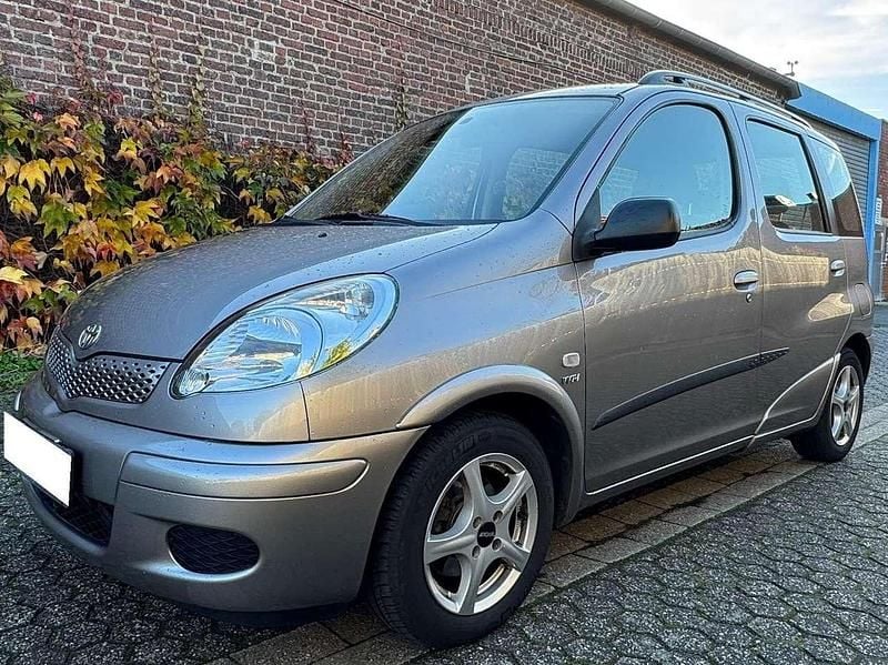 Grau Gebraucht 2004 Toyota Yaris Verso Sol Van / Kleinbus | 3.999 € (Fairer Preis) - Bild 1/4