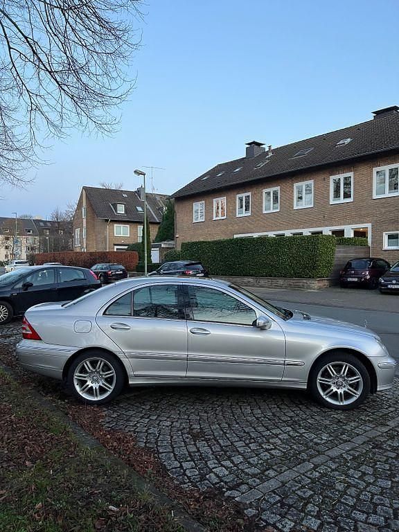 Silber Gebraucht 2004 Mercedes C200 Limousine | 4.700 € (Etwas zu teuer) - Bild 1/4