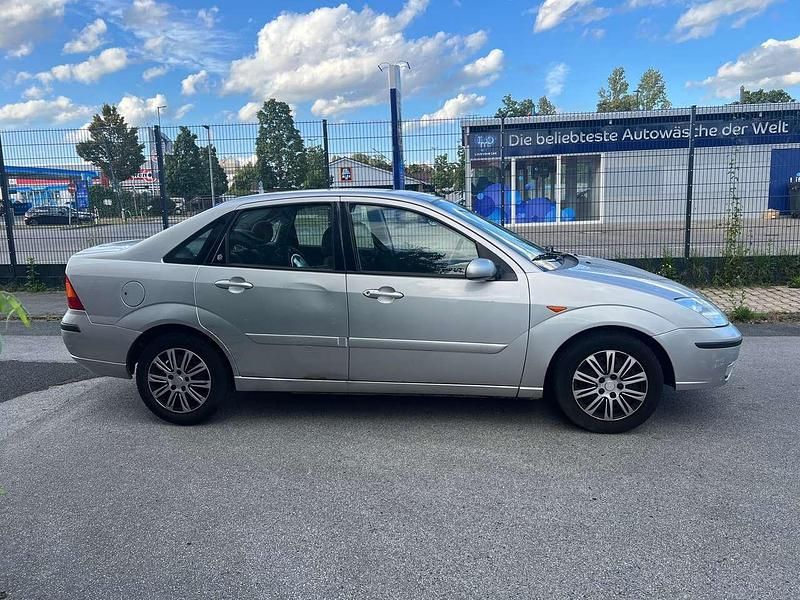 Gebraucht Ford Focus Ghia 131 PS (96 kW) 2003 Polarsilber metallic Limousine