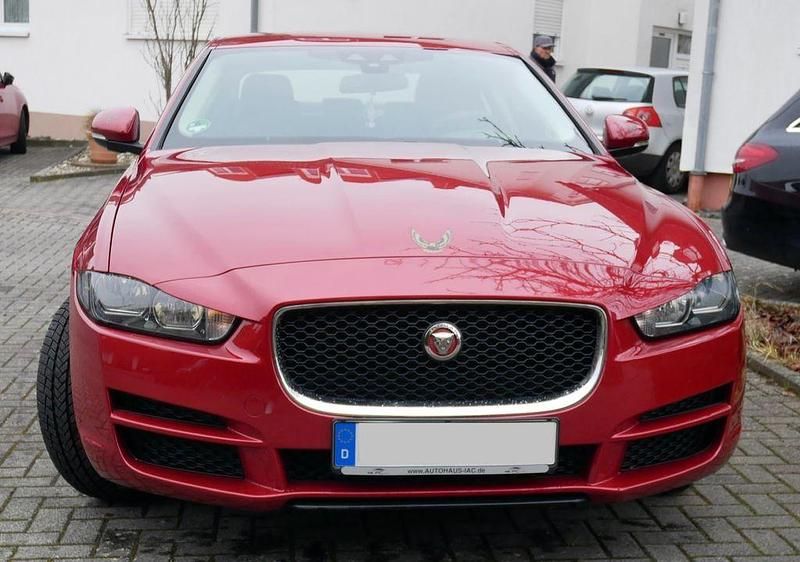 Gebraucht Jaguar XE Pure 179 PS (131 kW) 2016 Rot Limousine