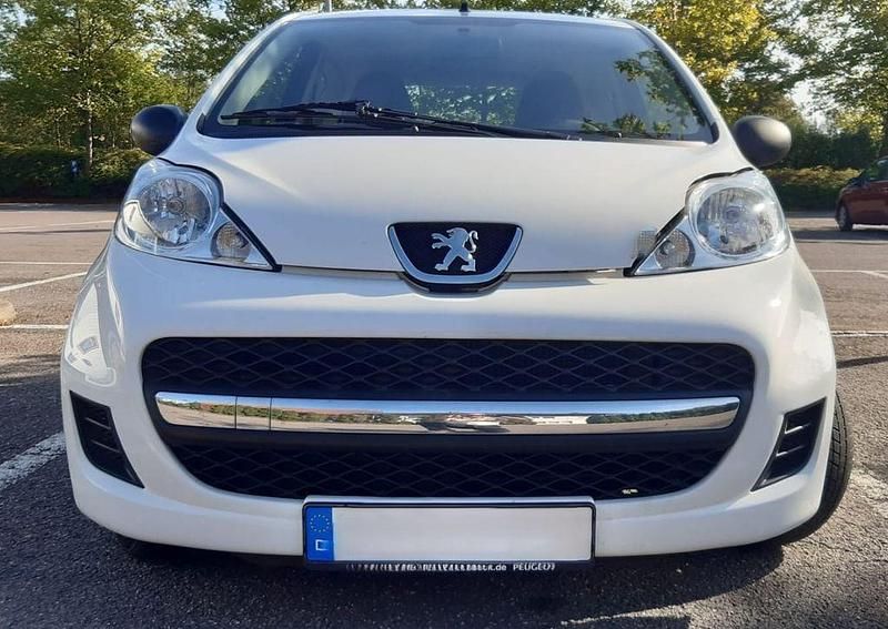 Weiß Gebraucht 2011 Peugeot 107 Access Kleinwagen | 3.349 € (Guter Preis) - Bild 1/4