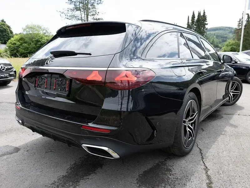 Gebraucht Mercedes E300 AMG 204 PS (150 kW) 2024 Schwarz metalliclack obsidians Kombi