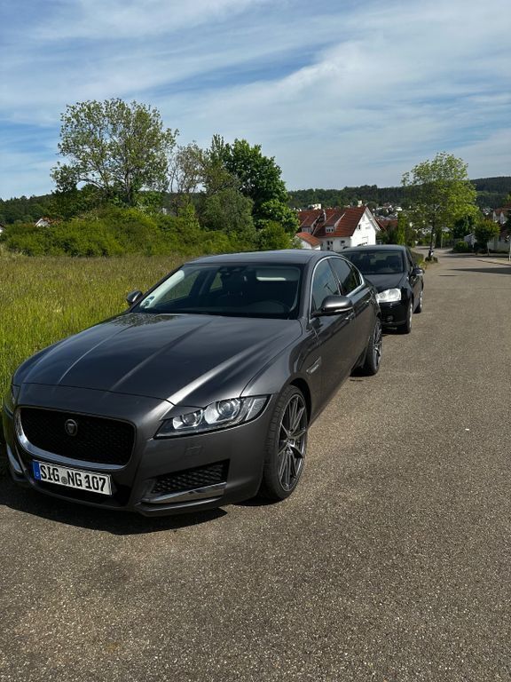Grau Gebraucht 2016 Jaguar XF Prestige Limousine | 18.600 € (Fairer Preis) - Bild 1/4
