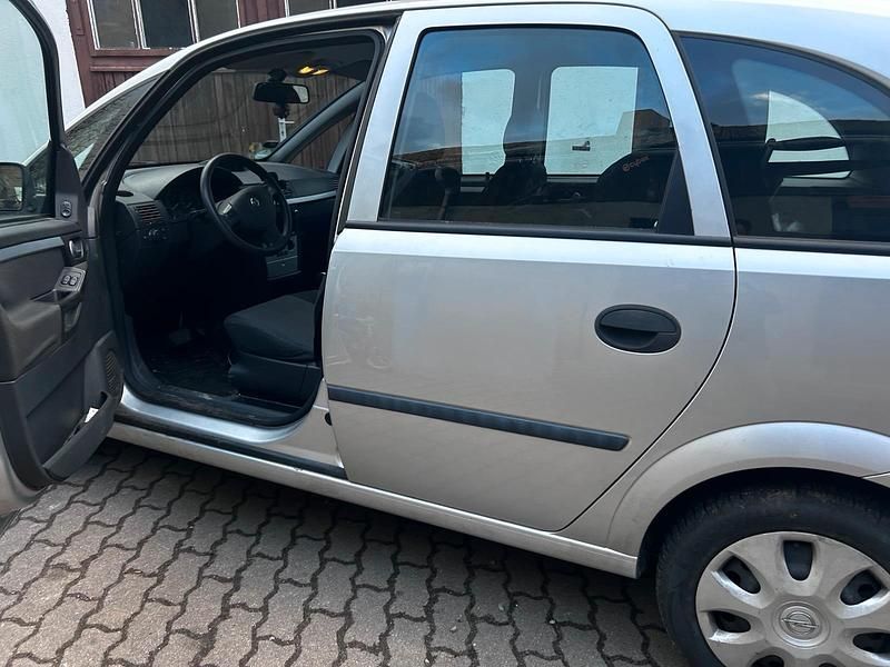 Gebraucht Opel Meriva 101 PS (74 kW) 2004 Silber Van / Kleinbus