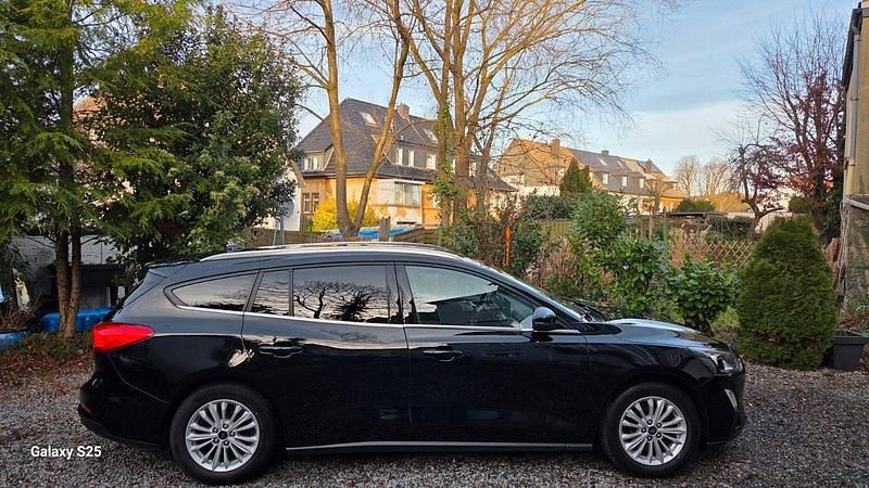 Gebraucht Ford Focus Titanium 125 PS (91 kW) 2020 Schwarz Kombi