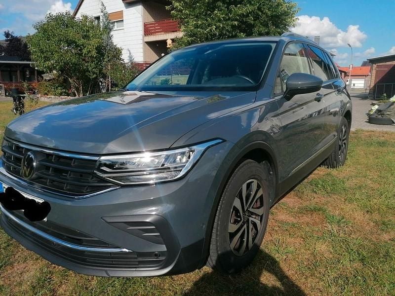 Grau Gebraucht 2022 VW Tiguan Active SUV | 26.900 € (Guter Preis) - Bild 1/4